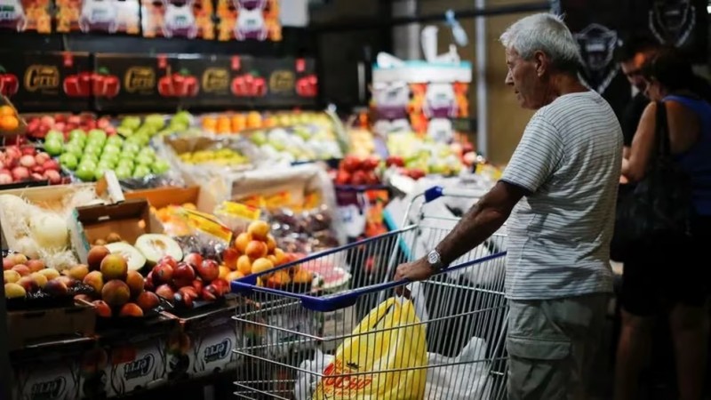 La canasta alimentaria subió casi 6% en enero y una familia necesitó más de $1,36 millones para no ser pobre