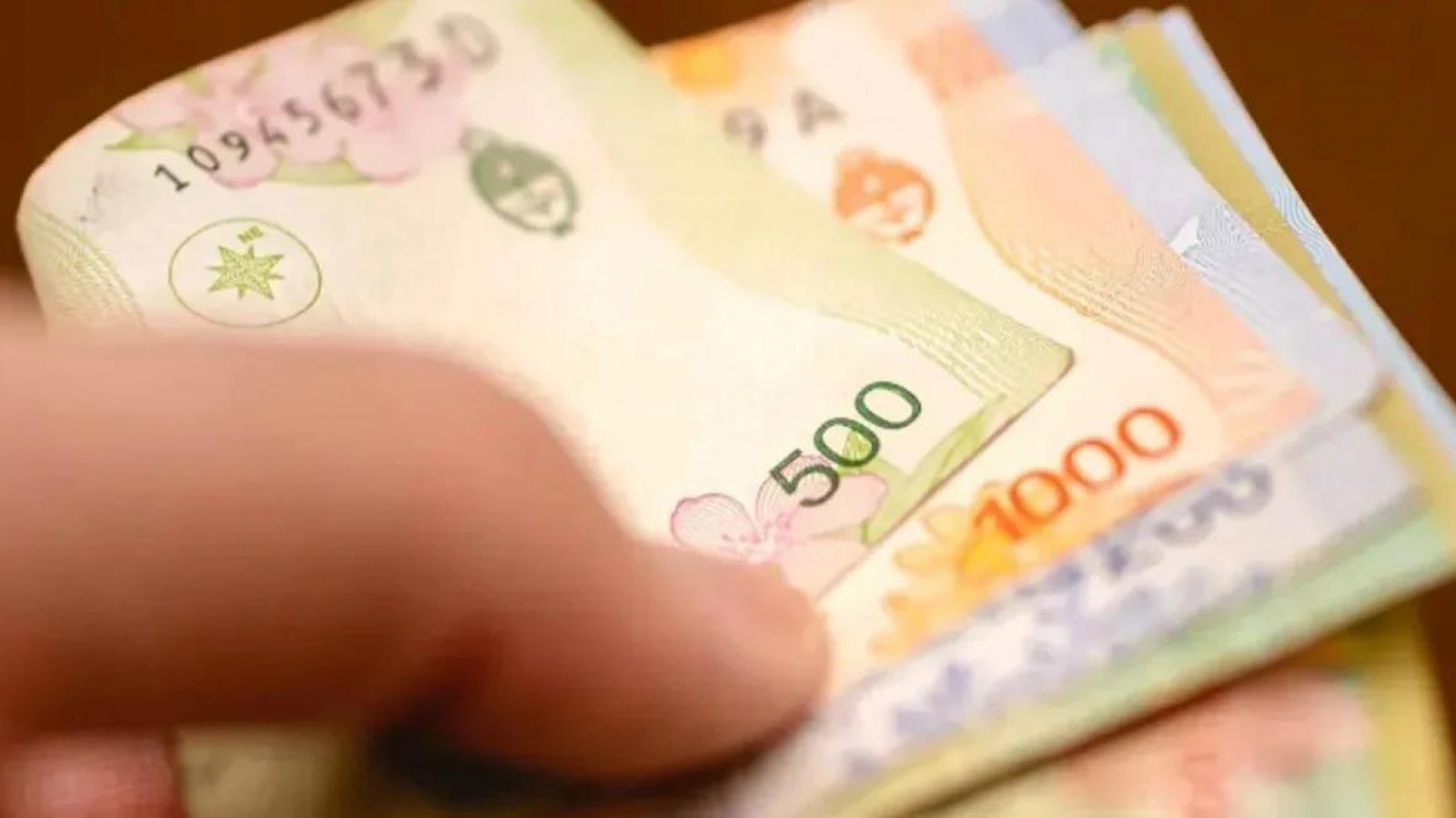 Los salarios le ganaron a la inflación en febrero pero en la variación interanual siguen lejos