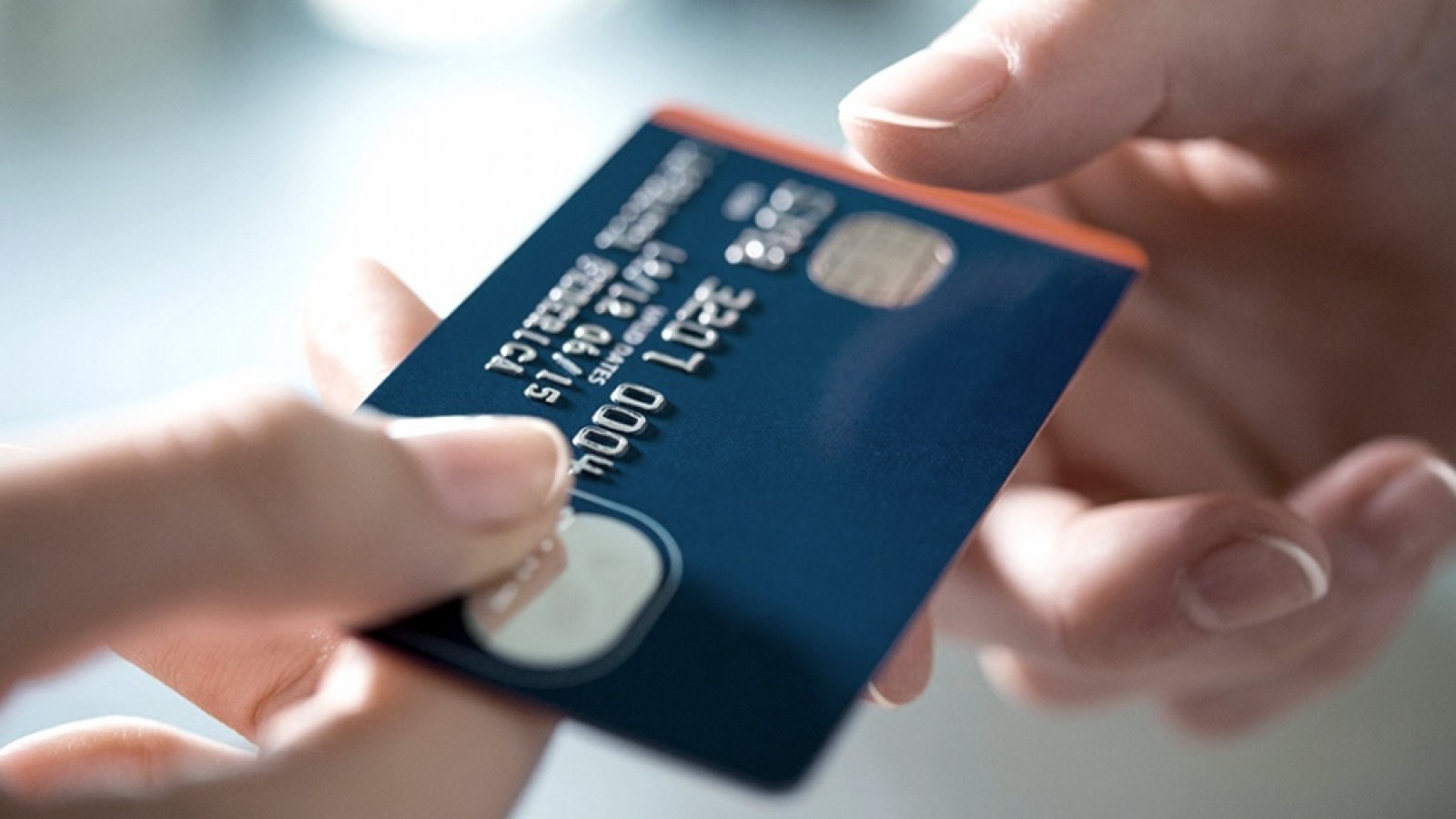 Crece la burbuja de endeudamiento: más consumo con tarjetas, menos alimentos y un fuerte recorte en los ingresos disponibles