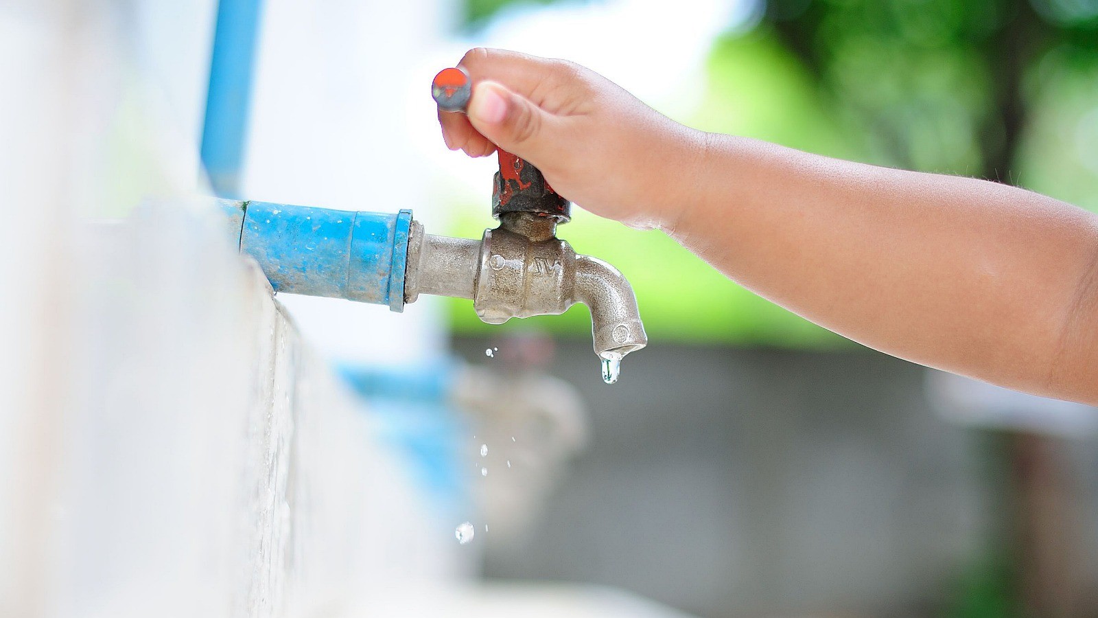 AySA pide extremar el cuidado del agua frente al aumento de las temperaturas