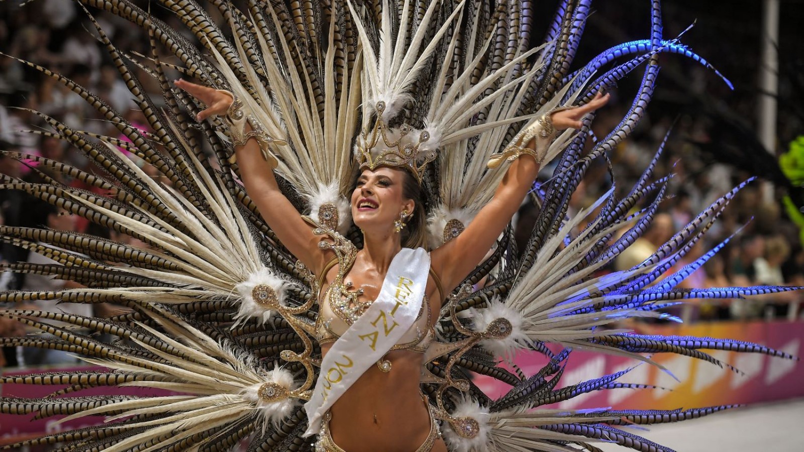 Carnaval de Gualeguaychú, viaje al interior de la "fábrica" que propone alegría, brillo y reflexión