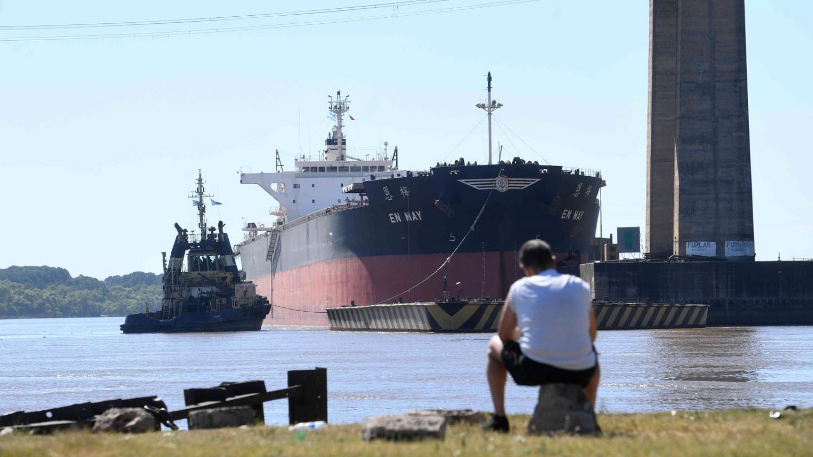 Comenzó el operativo de remolque del barco siniestrado en el Complejo Zarate-Brazo Largo