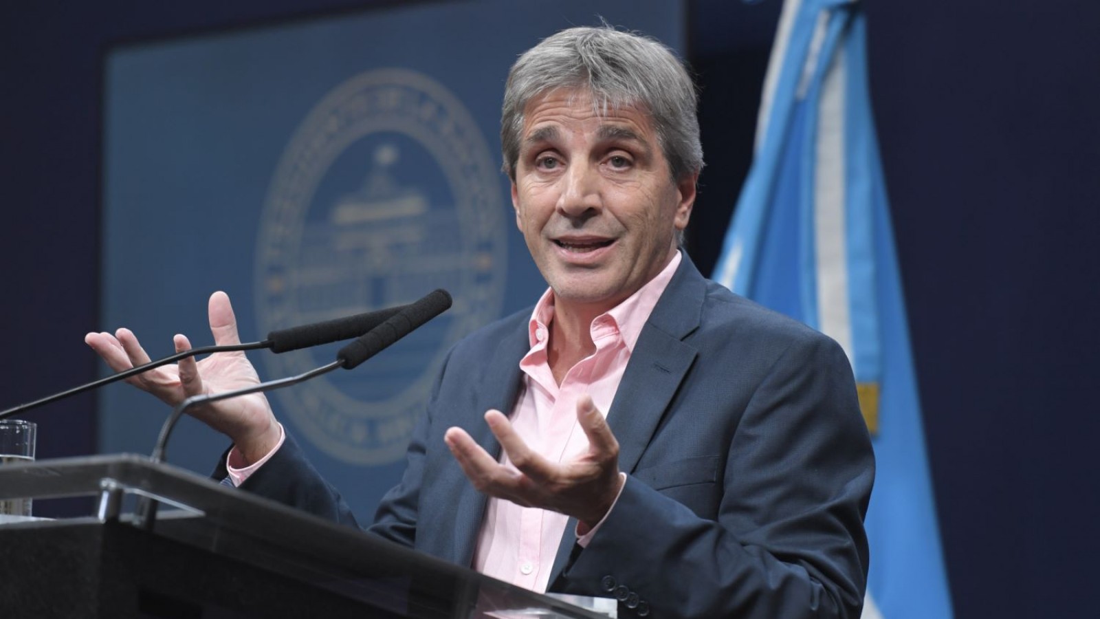 Caputo dice que las nuevas medidas le darán una "mano de nocaut" a la inflación