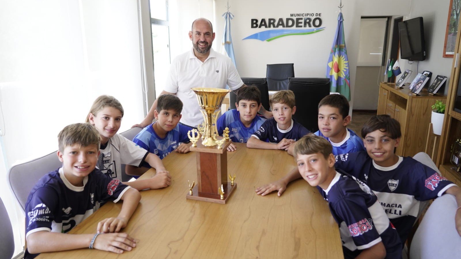 El intendente Esteban Sanzio recibió a la Categoría 2011 de Sportivo que se consagró campeona en Mar del Plata