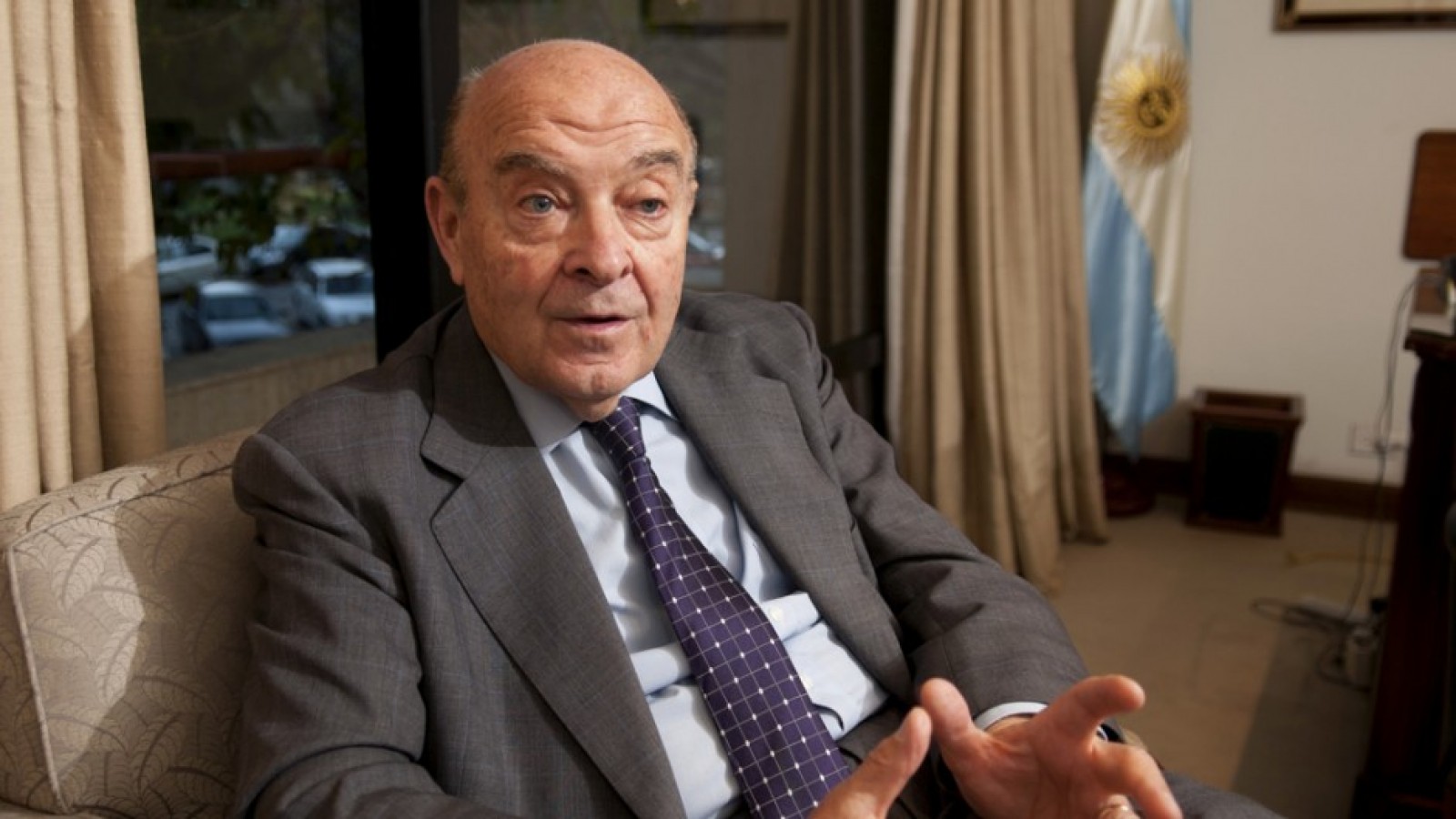 Domingo Cavallo aseguró que el Gobierno debería devaluar y liberar las restricciones al dólar