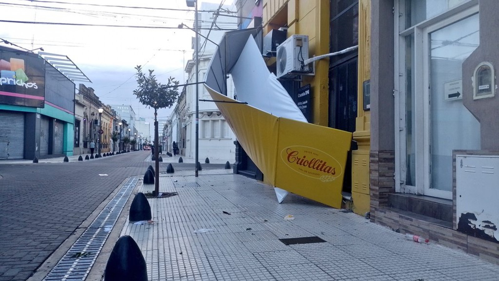 Feroz temporal en San Nicolás: camiones volcados, granizo y destrozos