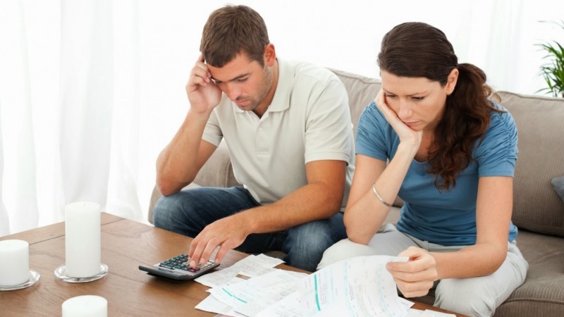 Cuatro de cada diez familias argentinas deben recurrir a sus ahorros para cubrir gastos básicos