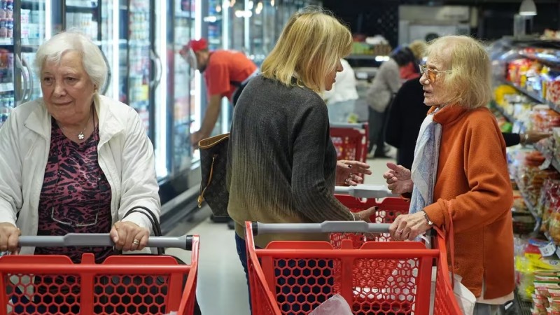 Se desplomó la confianza del consumidor en abril: fuerte caída y alerta por el impacto económico