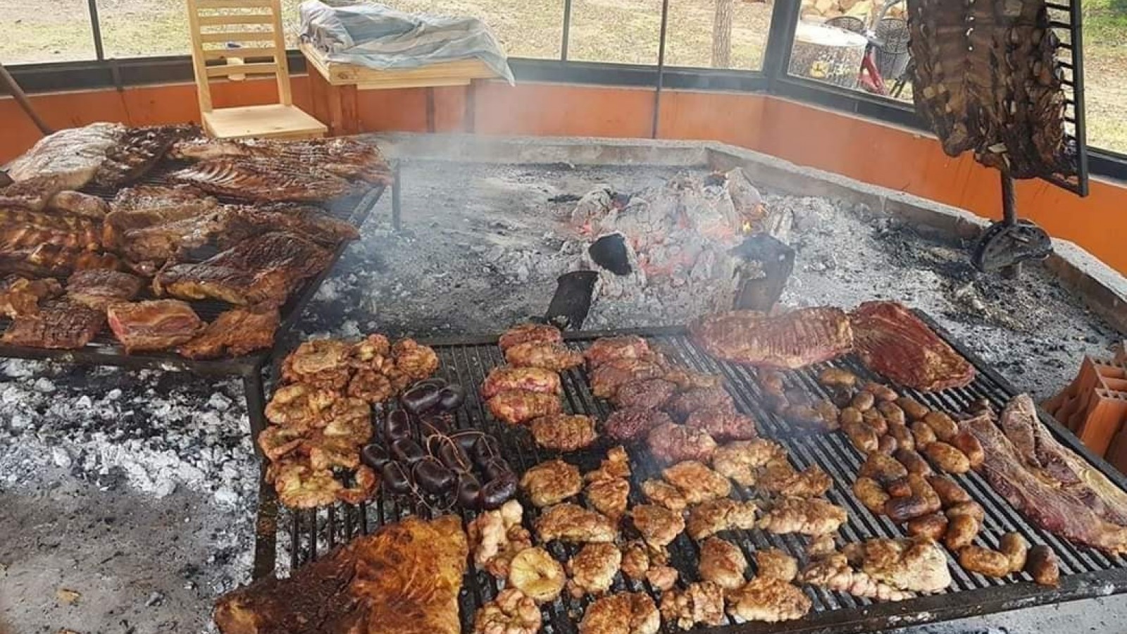 Escapada parrillera: el pueblito a una hora de Buenos Aires ideal para comer un asado de campo