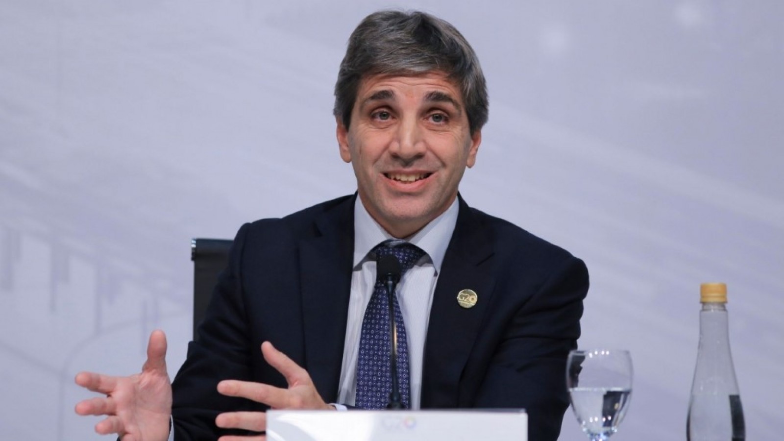 Caputo anticipa inflación con "cero" en tres meses y promete ingreso de dólares por privatizaciones y venta de activos