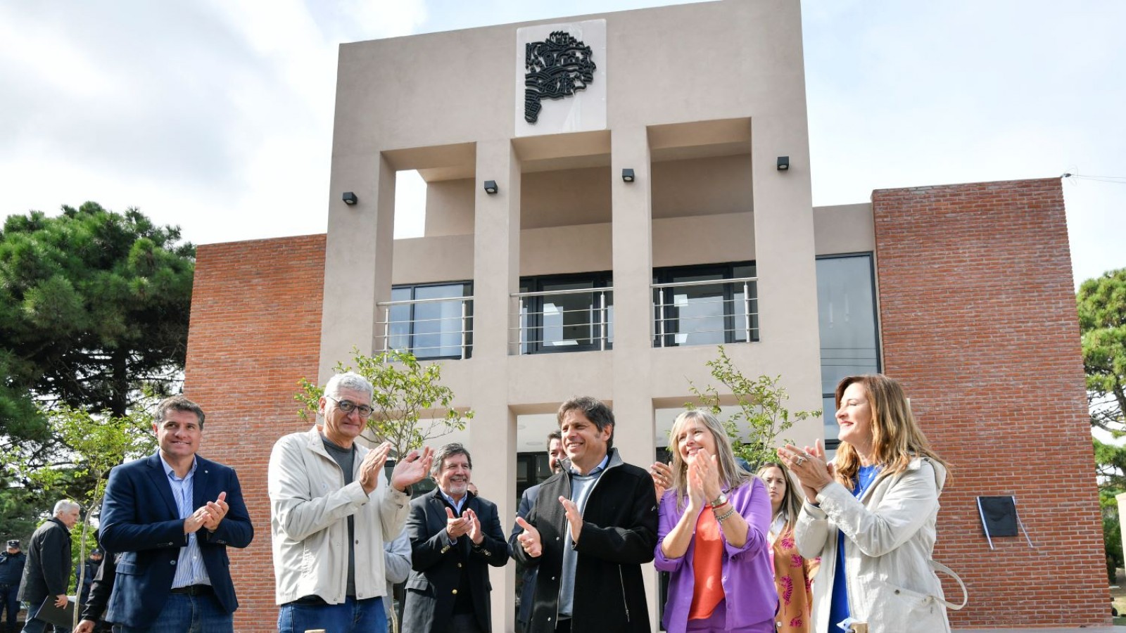 Kicillof inauguró la Casa de la Provincia en Villa Gesell y entregó escrituras