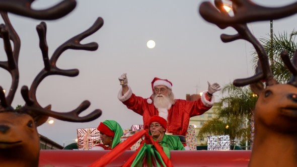 Papá Noel visita a San Fernando con Desfiles de Navidad y fotos en familia
