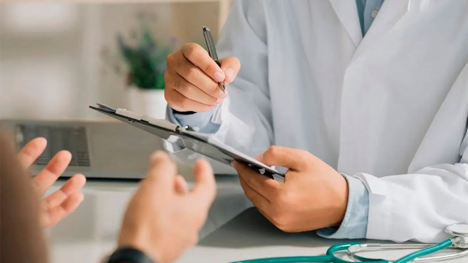 Prepagas: suman a cinco empresas a la cautelar para retrotraer los aumentos