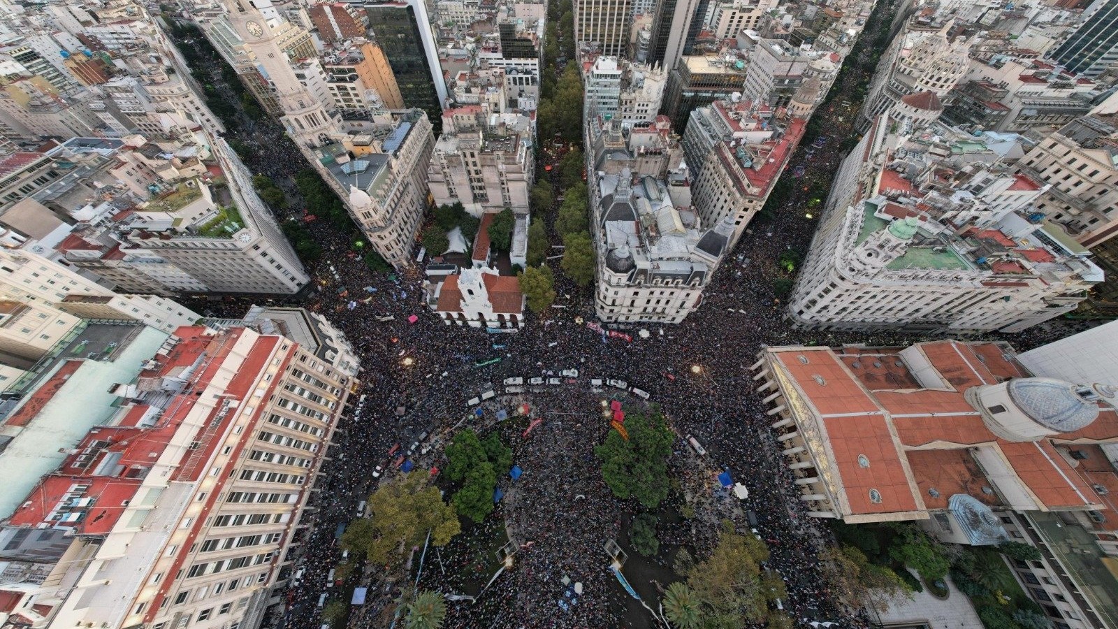 La Marcha Federal Universitaria colmó la Plaza de Mayo en defensa de la educación pública