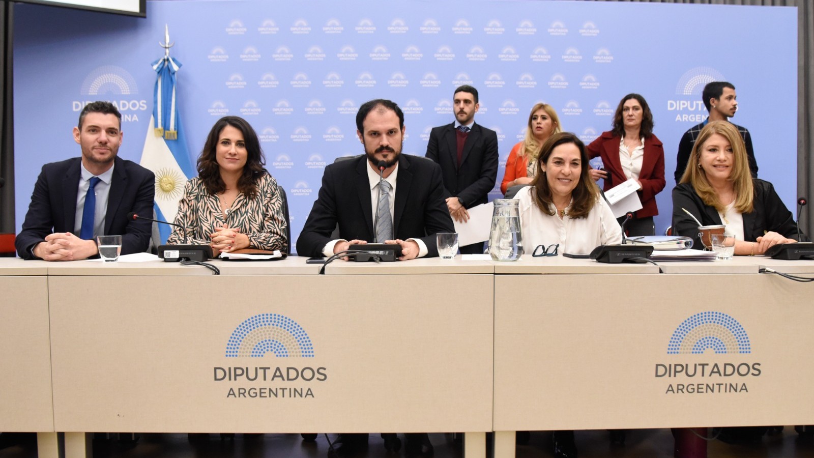 El oficialismo consiguió dictamen de mayoría del proyecto de Ley Bases y habrá sesión el lunes y martes próximos