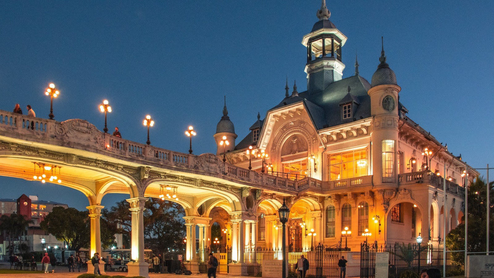 Centenares de vecinos, vecinas y visitantes disfrutaron de una nueva edición de Noches en el MAT