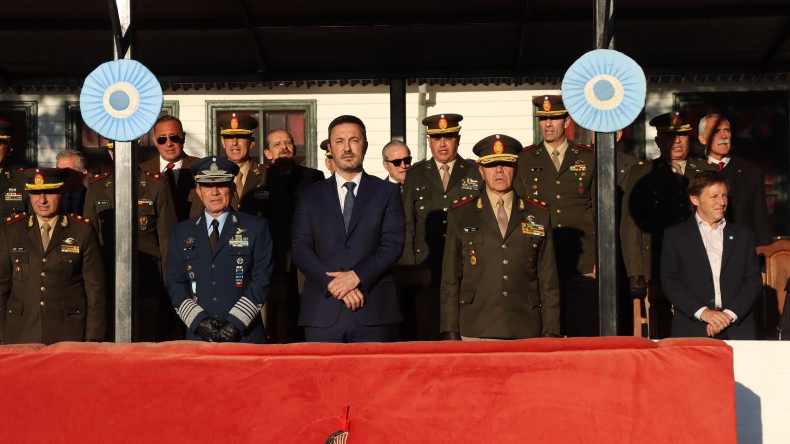 Luis Petri y Jaime Méndez participaron del acto por los 198 años del Regimiento de Artillería 1