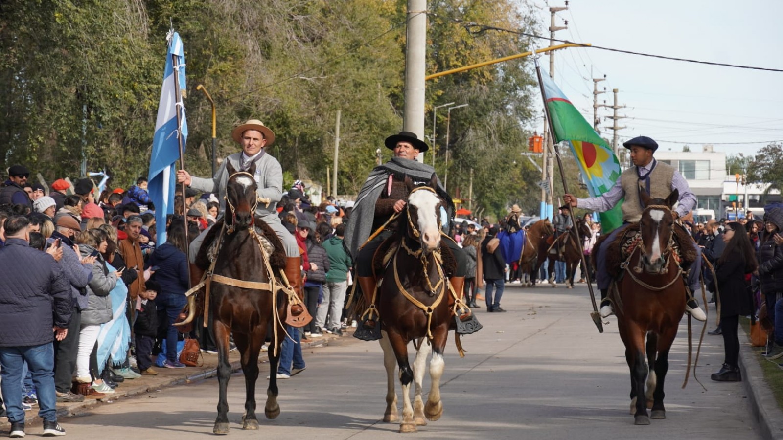 El Municipio de Zárate celebró el Día de la Patria con un desfile cívico tradicionalista