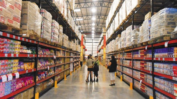 Consumo masivo en 2025: supermercados crecieron 2%, pero mayoristas cayeron 6,8%