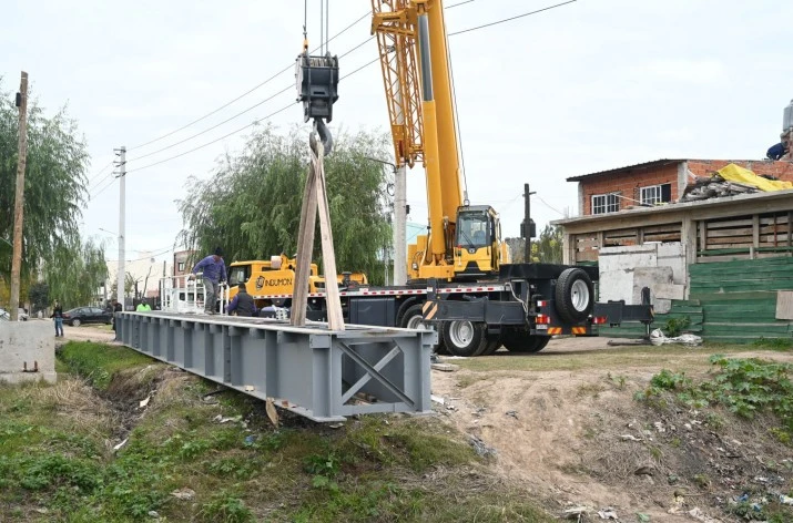 Avanza la construcción de un puente peatonal que conectará a Maquinista Savio y Garín