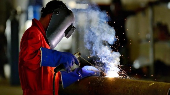 La economía cayó 2,6% en febrero y registró su peor retroceso desde 2023, según el INDEC