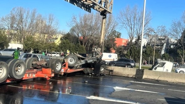 Un camión volcó en la Panamericana y quedó partido en dos: un herido