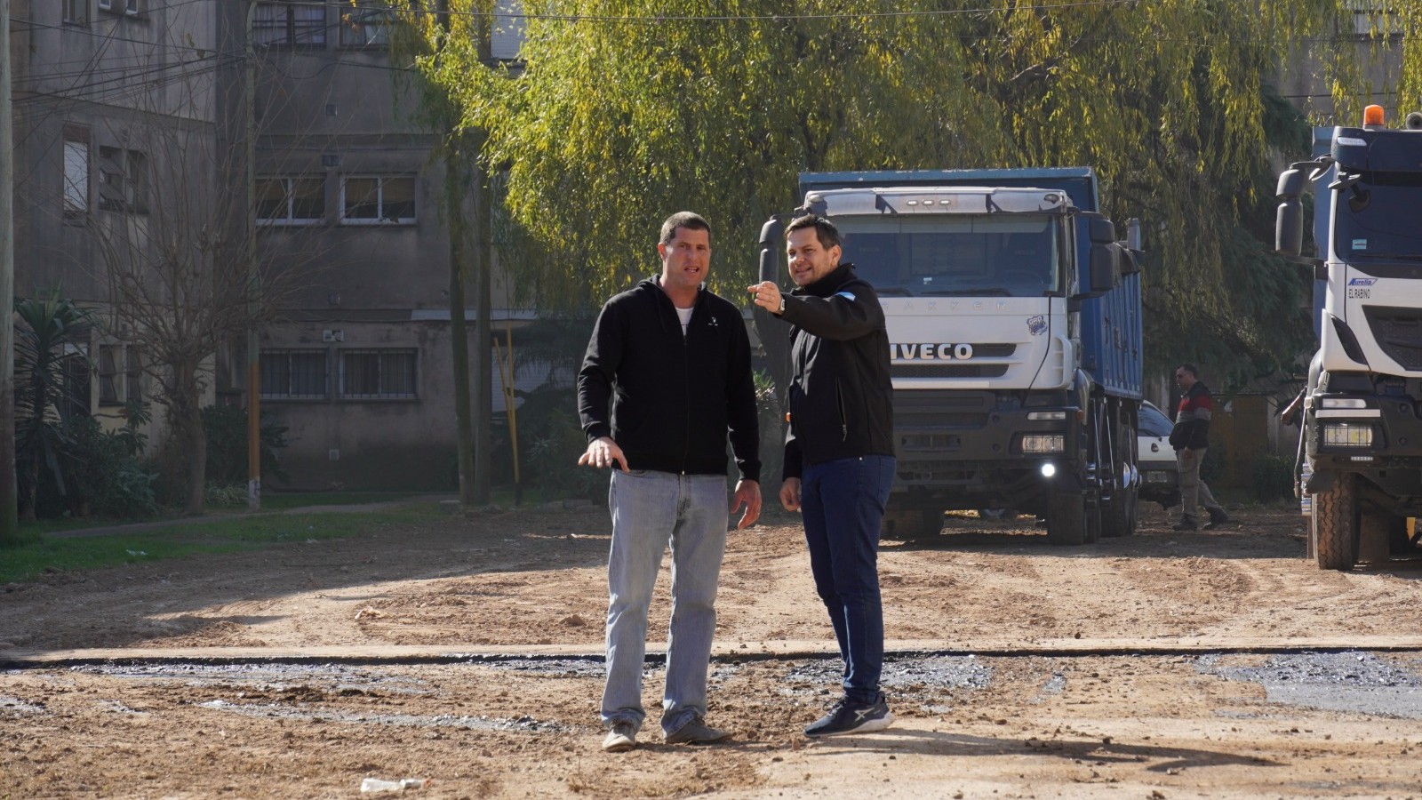 Matzkin recorrió la obra de asfalto de calles internas de FONAVI