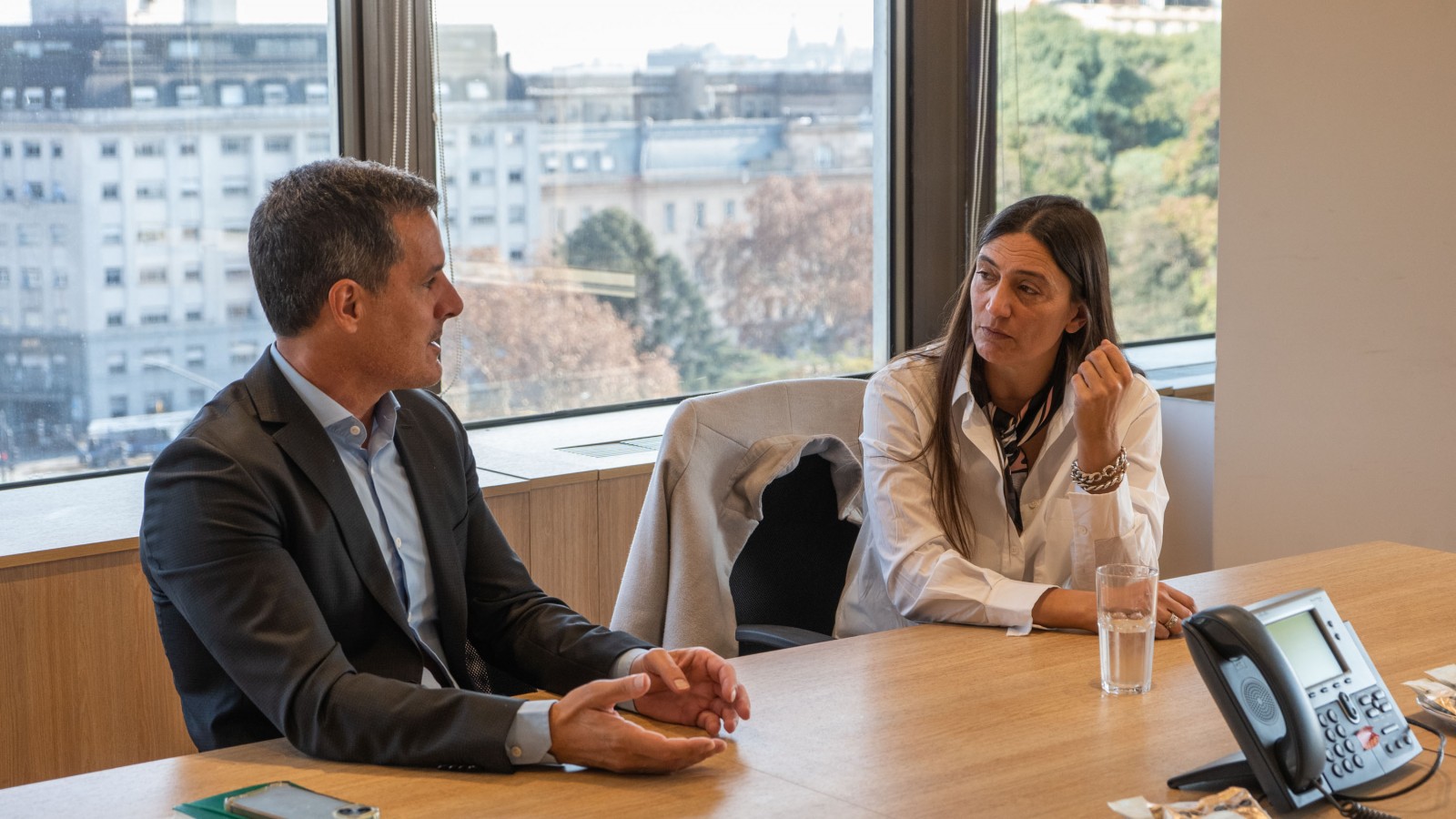Elisa Abella visitó las oficinas de Axion Energy
