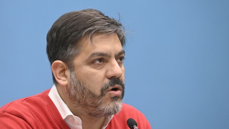 Carlos Bianco fue operado de urgencia en Barcelona por apendicitis y postergó su regreso al país