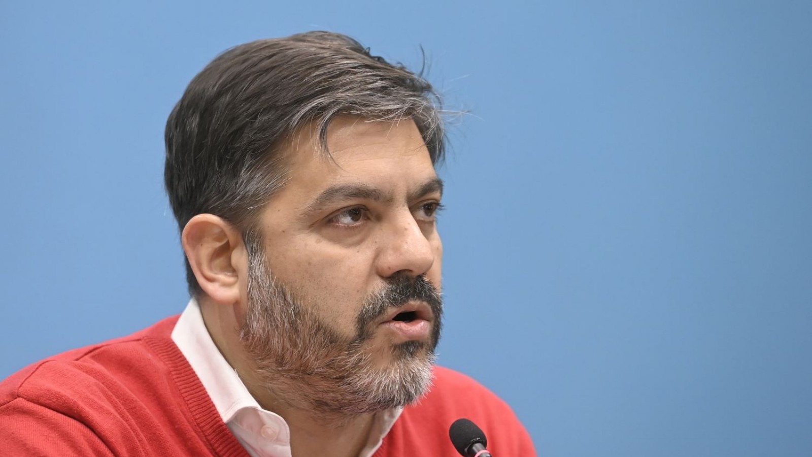 Carlos Bianco fue operado de urgencia en Barcelona por apendicitis y postergó su regreso al país