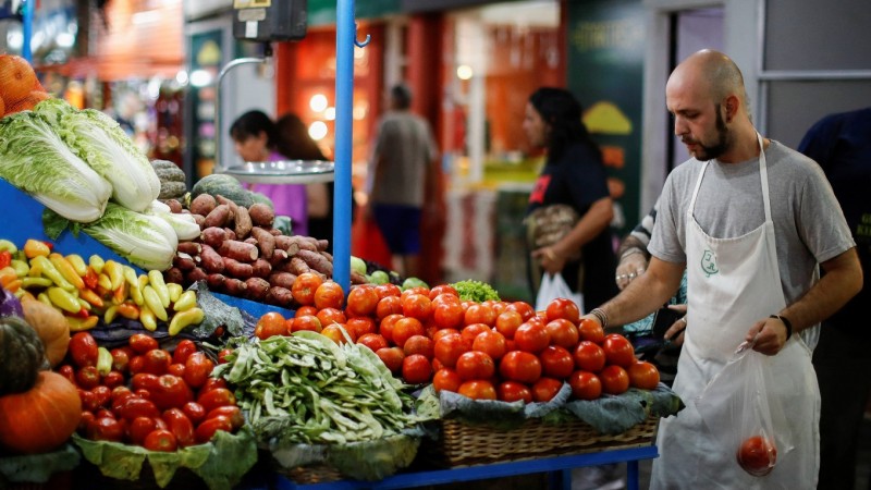 La suba de los alimentos empuja la inflación de enero, con fuerte impacto en verduras y carnes