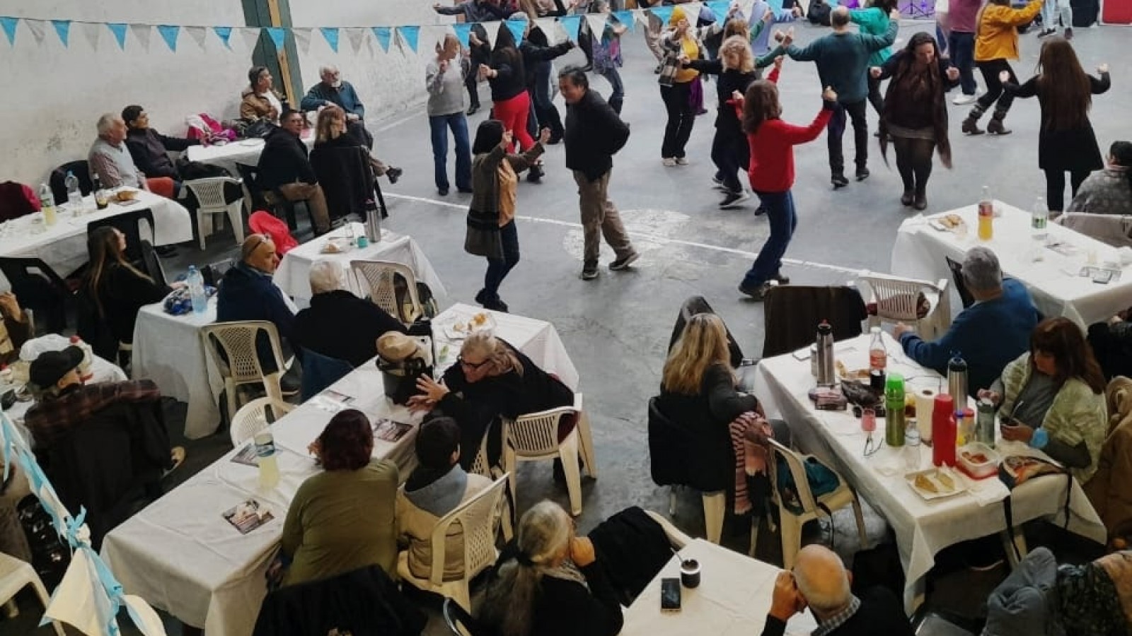 A puro baile y música, la comunidad de Villa La Ñata disfrutó de una nueva edición del ciclo Domingos de Peña