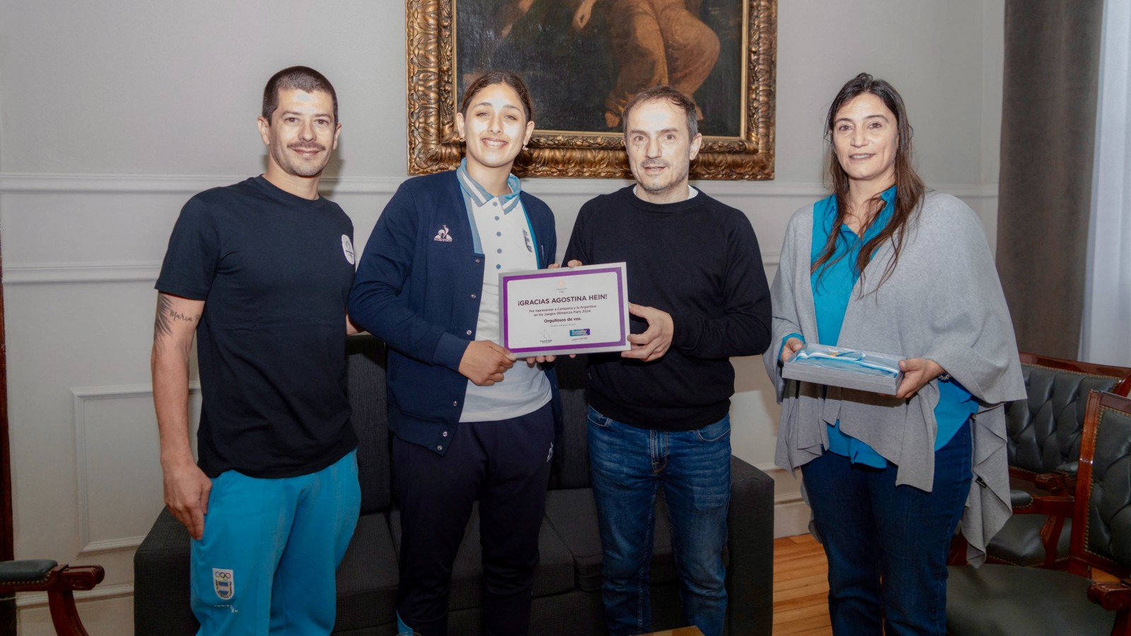 Campana recibió con orgullo y admiración a la nadadora Agostina Hein