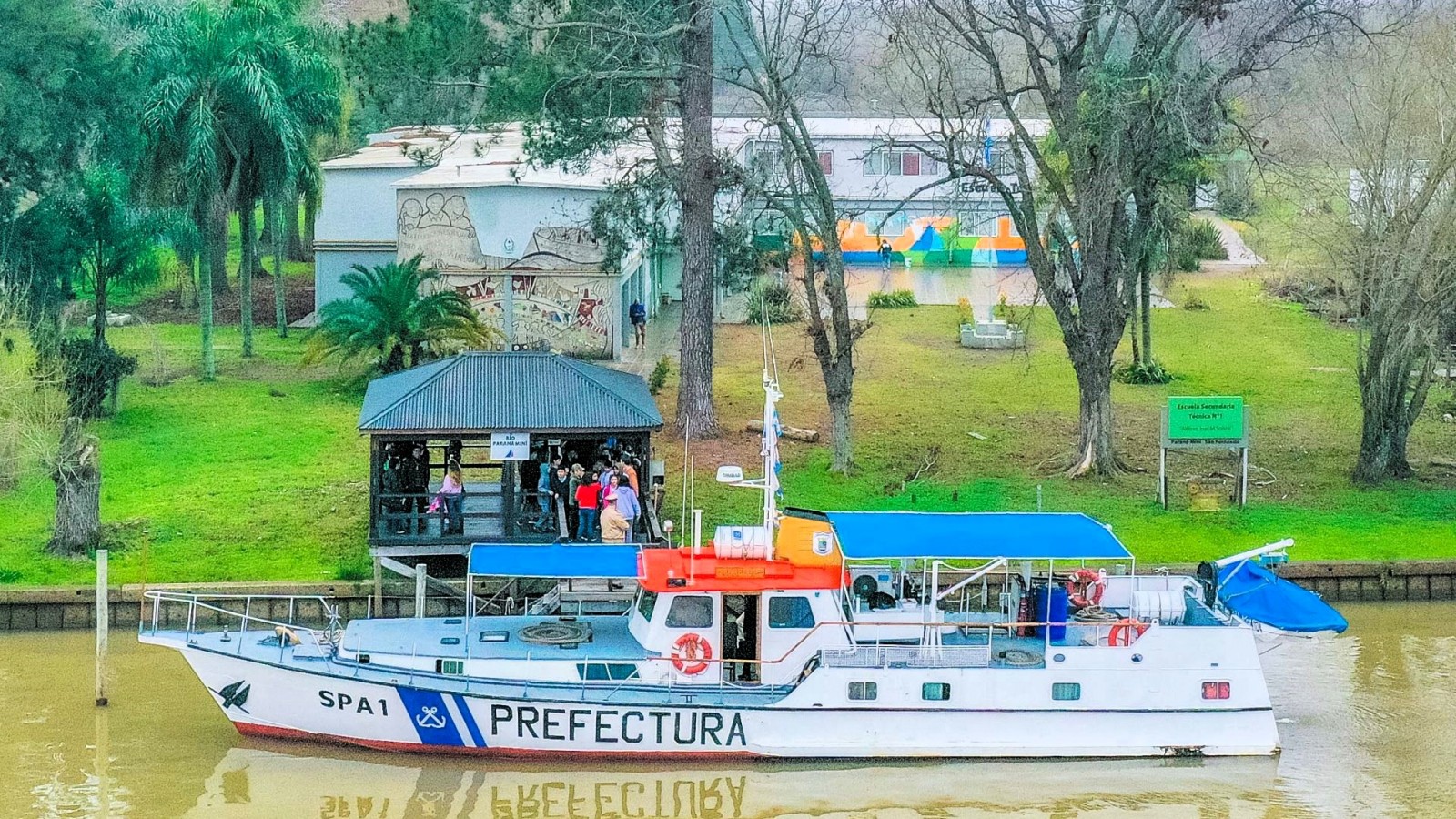 EcoSanfer compartió una actividad educativa en el Delta con el Barco Laboratorio de Prefectura