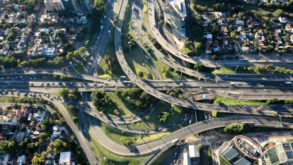 Autopistas del Sol y del Oeste lanzaron una campaña de seguridad vial 2026: alertan por el uso del celular y la falta de distancia entre autos
