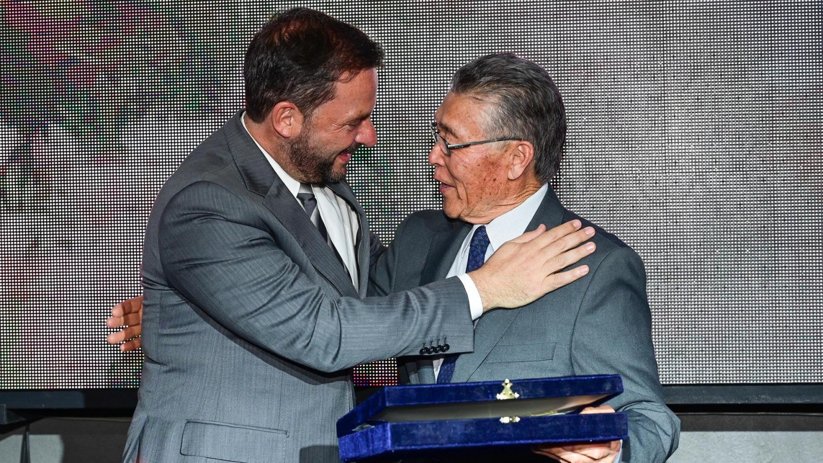 Emotivo homenaje a Tetsuya Hirose por sus 20 años como presidente de la Fiesta Nacional de la Flor