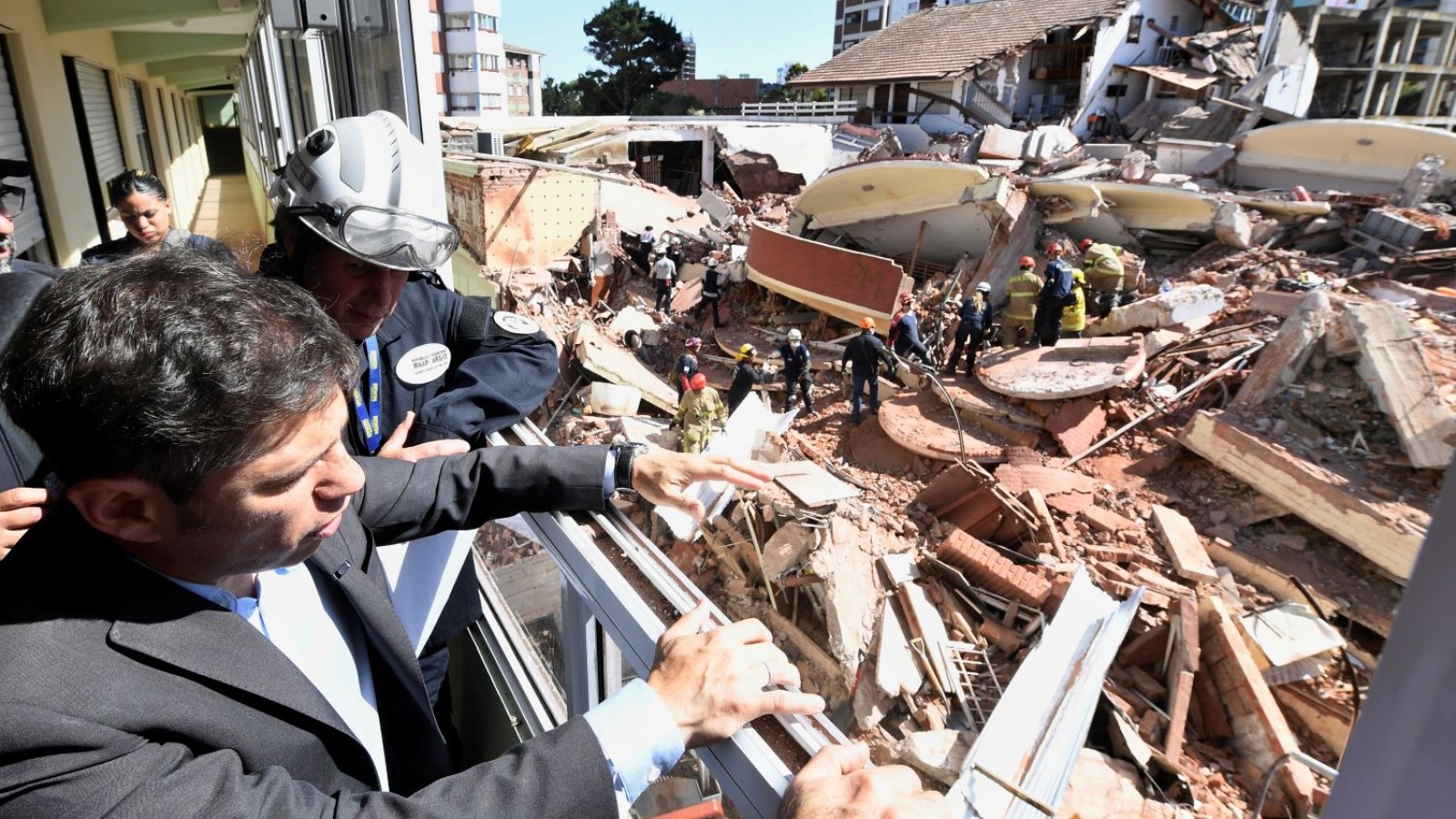 Kicillof está en Villa Gesell para seguir de cerca el operativo por el derrumbe