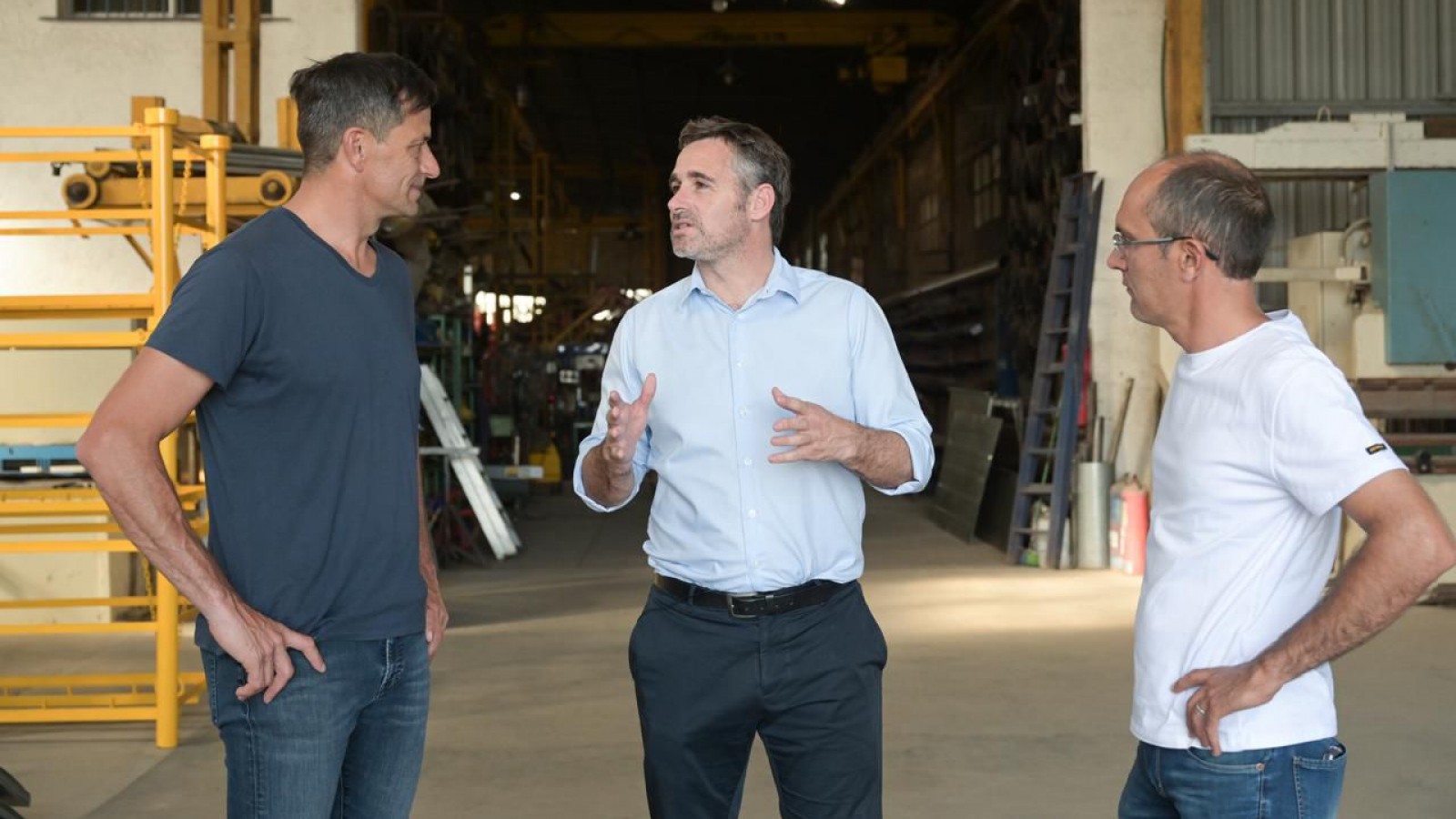 Achával recorrió empresas en los parques industriales de Roque Pérez y Bolívar