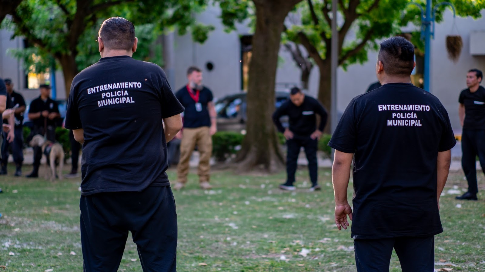 Primera experiencia de la Policía Municipal de Escobar: cadetes que estaban entrenando redujeron a un hombre que acosó a su expareja en la calle