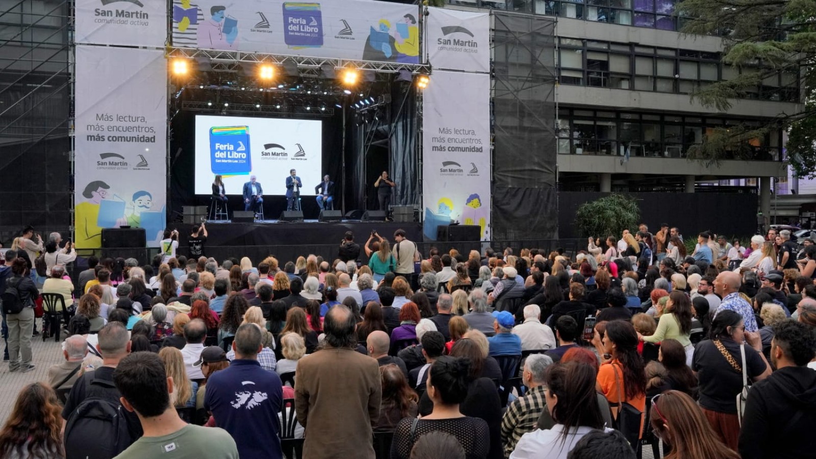 Con la Plaza central colmada, arrancó la 3° Feria del Libro San Martín Lee