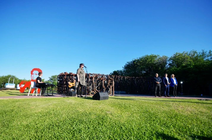 Kicillof: "Soberanía, independencia y justicia social: ese es nuestro compromiso ante los patriotas que dieron su vida por nuestro país"