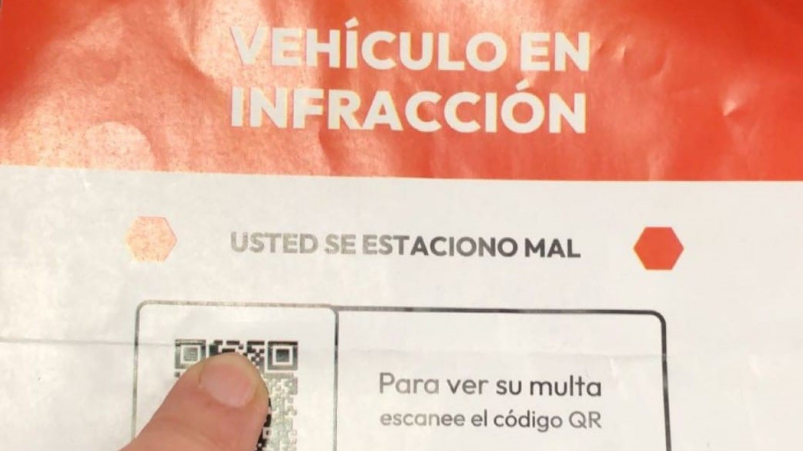 Nueva modalidad de estafa que genera terror: colocan multas falsas y piden escanear un QR