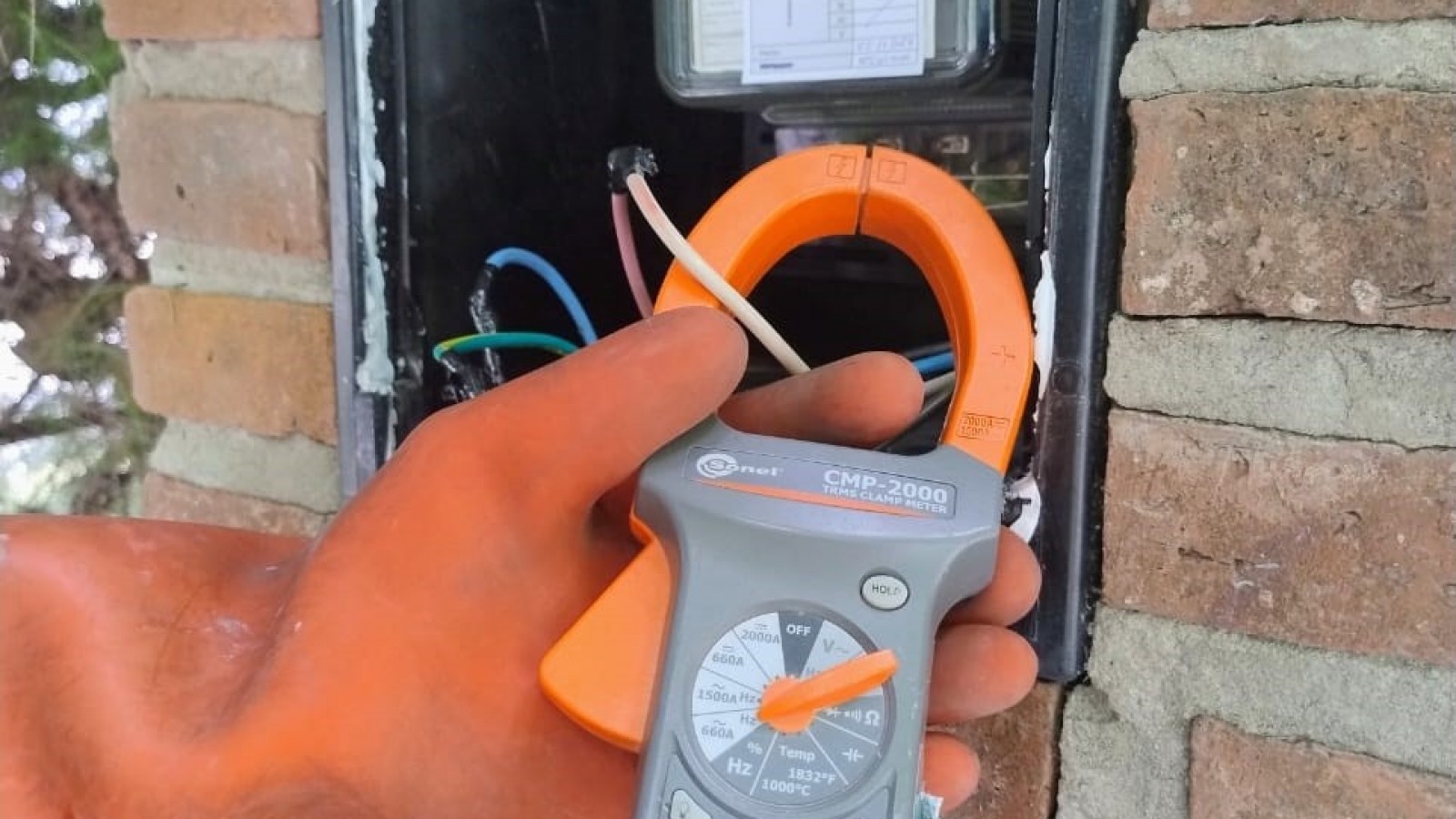 Edenor detectó que un cliente que adeudaba más de 1.400.000 pesos estaba colgado de la electricidad