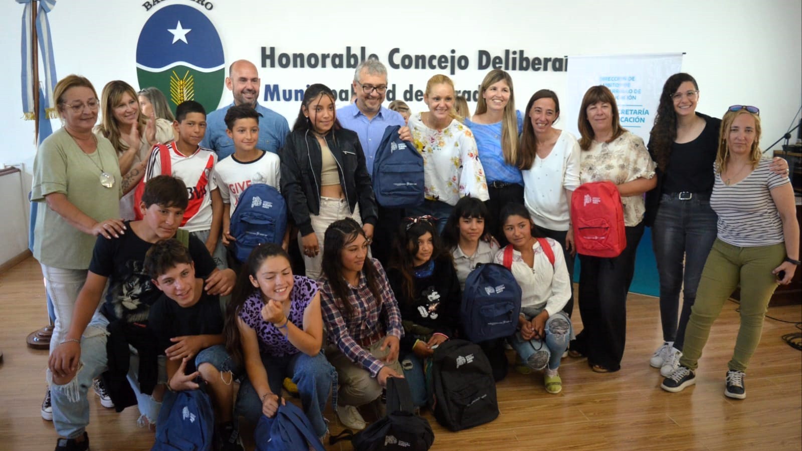 Entregan kits escolares y mochilas para estudiantes de establecimientos educativos de ámbito isleño