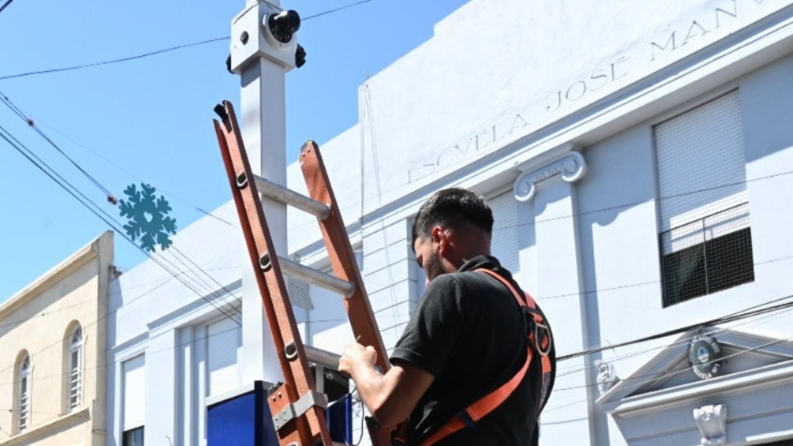 Se instalaron nuevos tótems de seguridad en escuelas y el Polideportivo Municipal