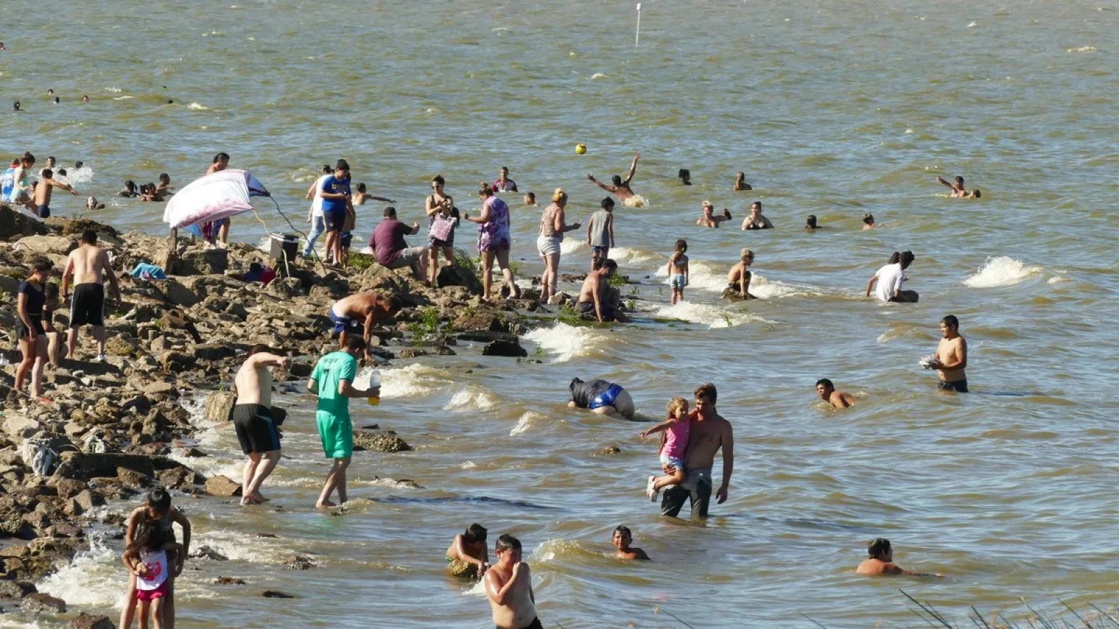 Los peligros ocultos del Río de la Plata en Vicente López: ¿Por qué evitar meterse al agua?