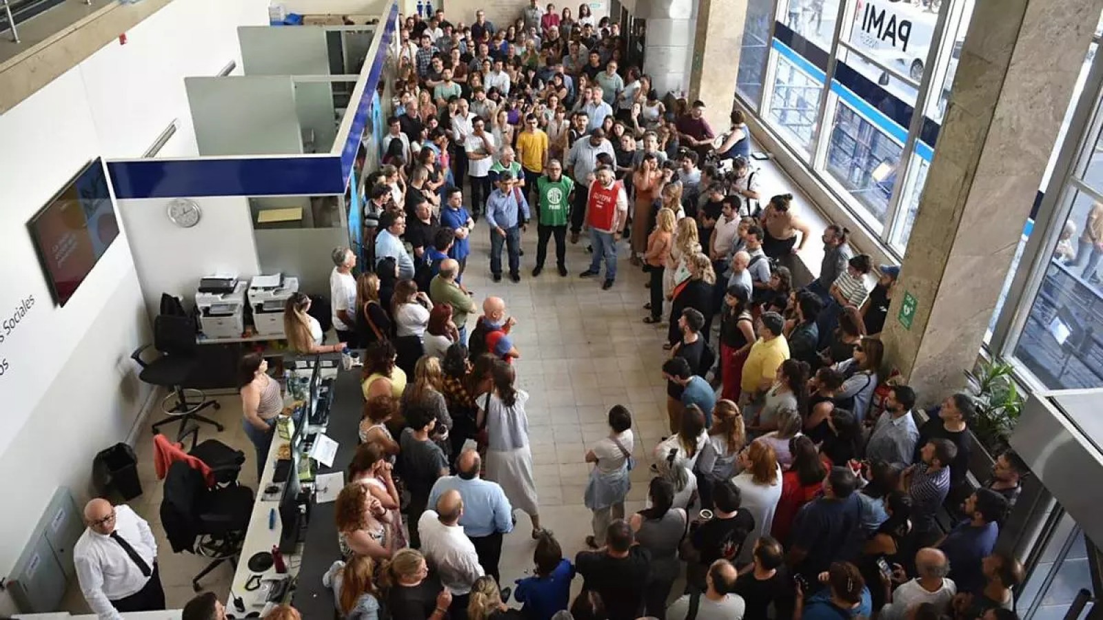 Denuncian 200 despidos en el PAMI: protestas y acusaciones por ajustes