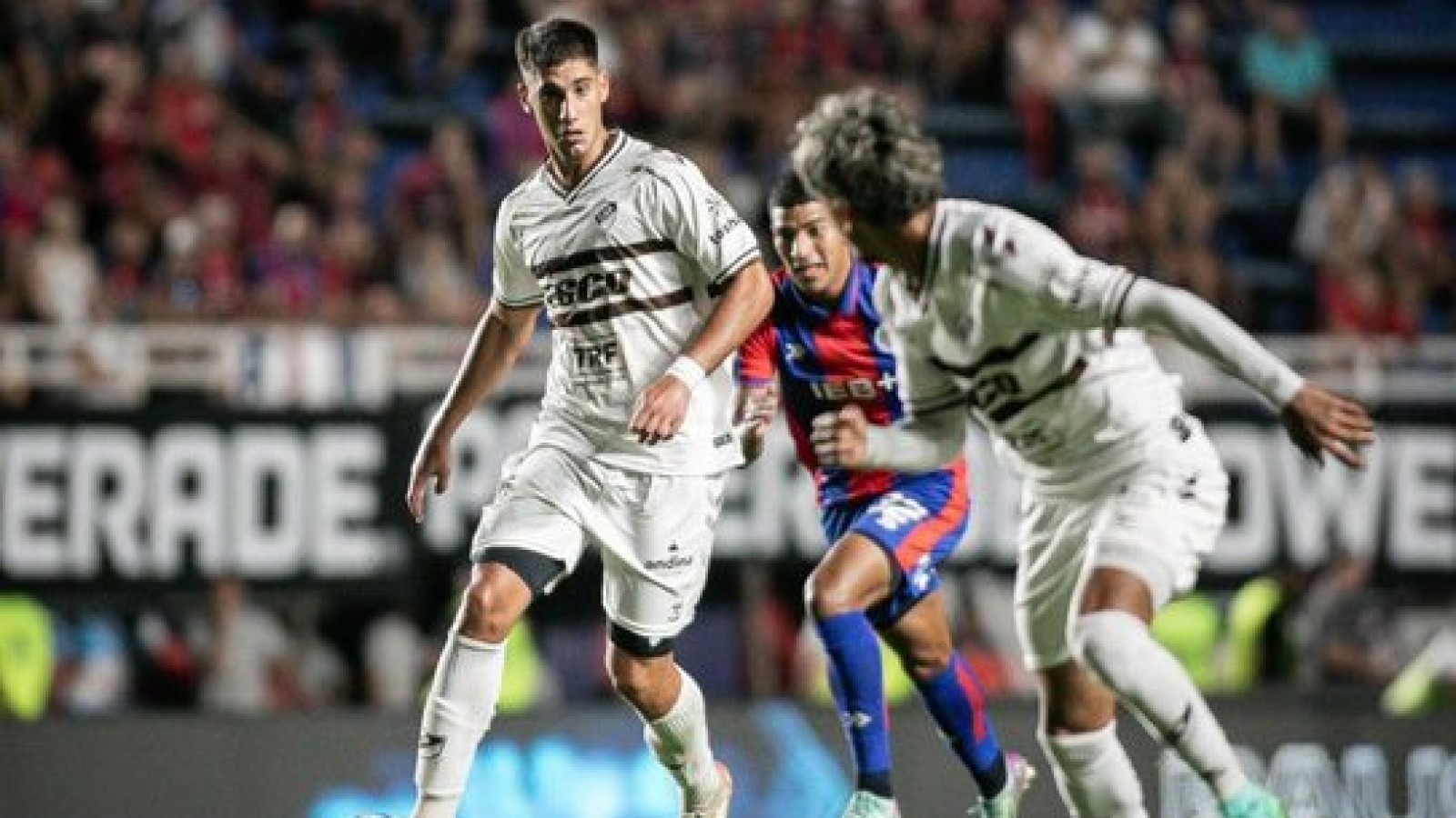 Platense cayó ante San Lorenzo en un partido vibrante con polémica arbitral