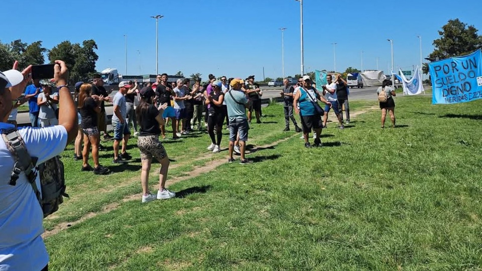 Familiares de oficiales de la Policía Bonaerense marcharon por mejores sueldos y denunciaron precarización laboral