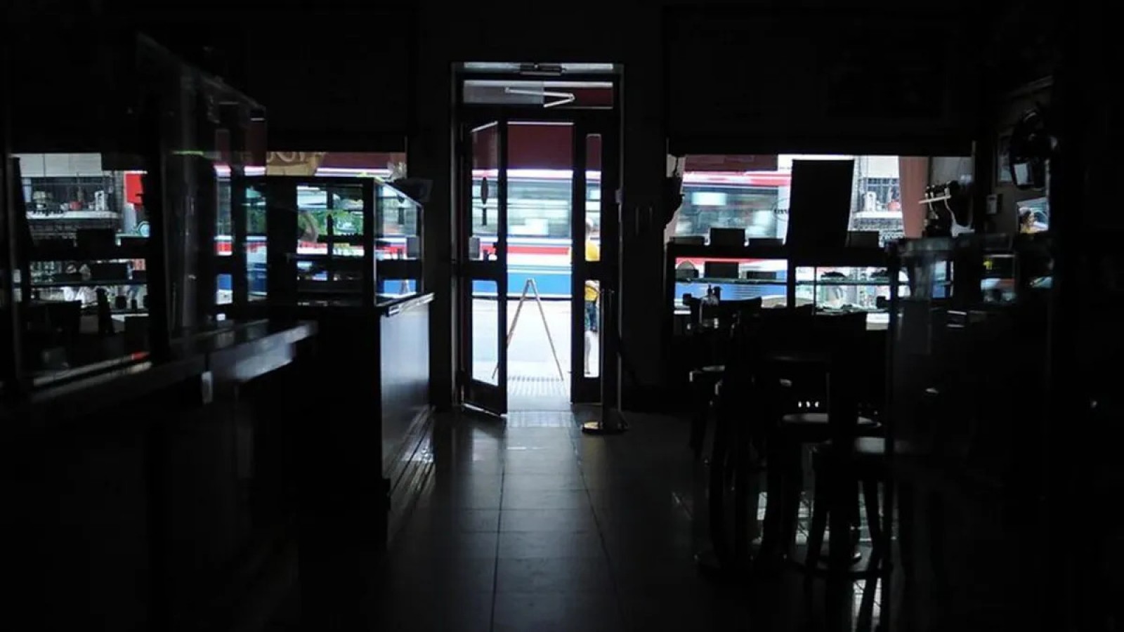 Masivo corte de luz afectó a barrios de CABA y el sur del Conurbano: impacto en el transporte y el tránsito